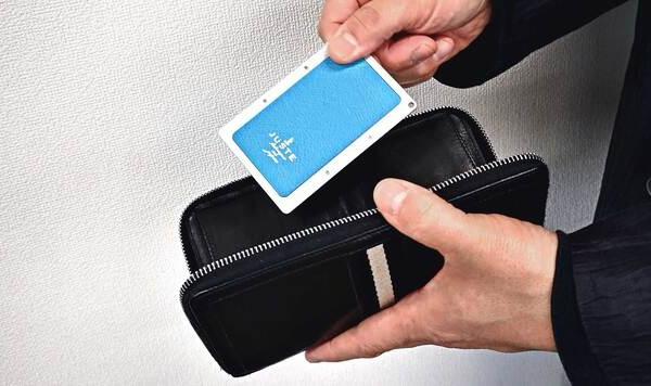 ラウンドジップの長財布にコンパクトに収まる