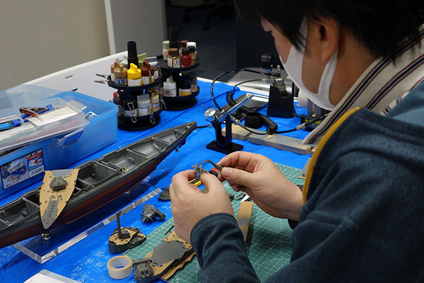 プラモデルを制作中の河野社長