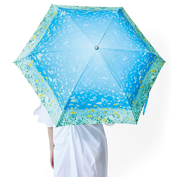 海とお出かけ　晴雨兼用傘〈おさかな〉 価格：10,600円（税別）／本