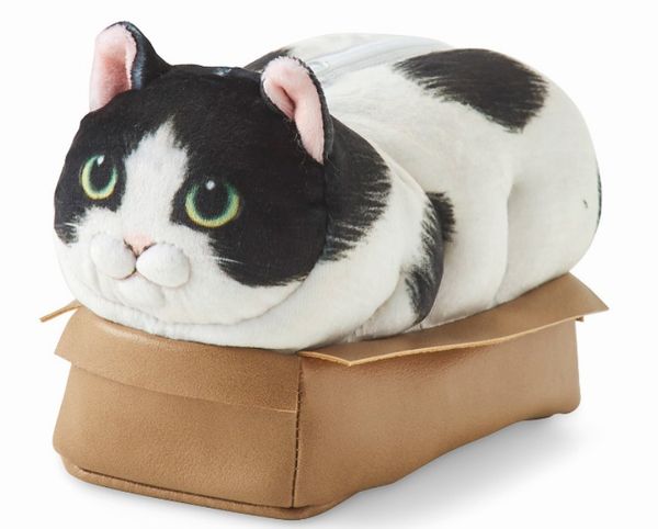 猫の体のほとんどが見えちゃってるのに安心した表情の「その箱絶対小さいよポーチ」 - デザインってオモシロイ -MdN Design
