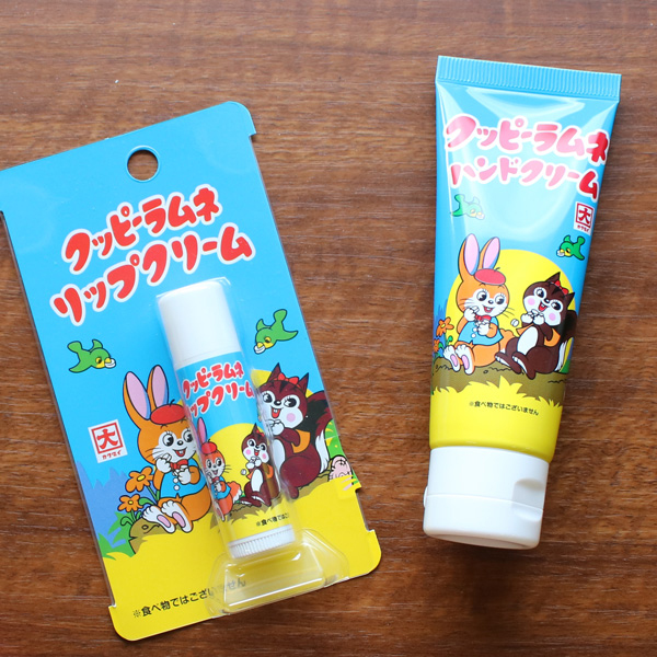 「クッピーラムネ リップクリーム（左）」と「クッピーラムネ ハンドクリーム（右）」