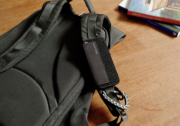 面ファスナーを利用してバックのストラップに装着