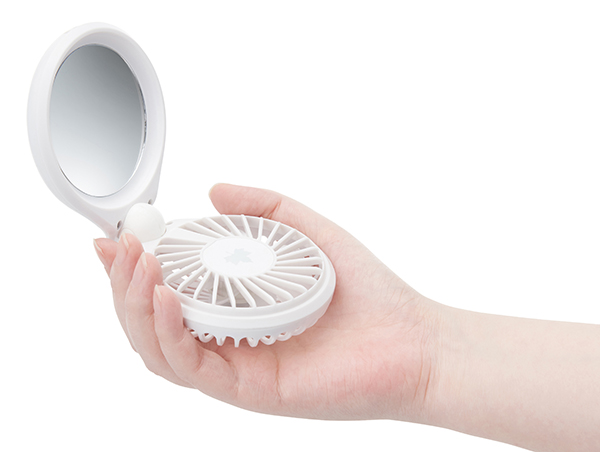 扇風機として涼むのはもちろん、 ミラー付きなので夏場のお化粧直しにも
