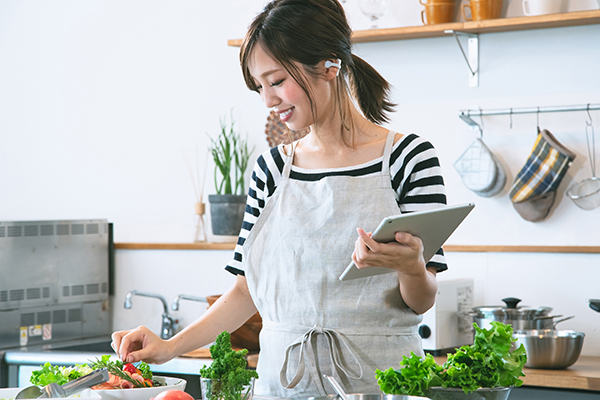 テレビとBluetooth接続しておけば、テレビの前を離れても音が聞こえます。骨伝導イヤホンは、インターホンや家族の声、電子レンジの音なども聞こえるので家事の最中にもピッタリ