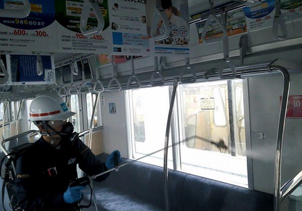 抗ウイルス・抗菌処置のためのスプレー噴射の様子