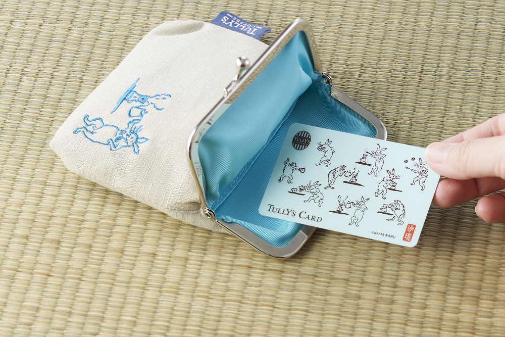 「タリーズカード＋がま口 マルチケース」価格：2,430円～ （タリーズカード1,000円～ ＋ がま口マルチケース 1,300円 ＋ 税） 鳥獣戯画デザインのタリーズカードと、がま口 マルチケースがセットになったアイテム。マルチケースは、ちょっとした小物入れに