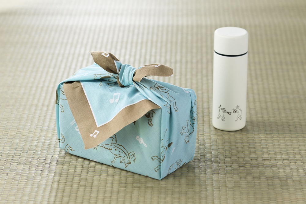 左：「タリーズFUROSHIKI（音楽隊）」価格：980円（税抜） 鳥獣戯画の動物たちが音楽隊に扮している様子を描いた楽しいデザイン。正方形でお弁当包みに便利 右：「ステンレスミニミニボトル（鳥獣戯画）」価格：1,500円（税抜） いま人気の超コンパクトサイズのステンレスボトル。ちょっとした外出時などに便利