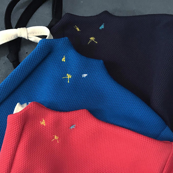 手作業で刺繍された猫の顔は、一つ一つ違う表情に