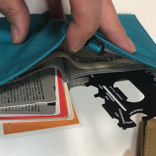 札入れ内のカードポケットにはたくさんのカードがまとめて入ります。ポケットは両側に装備されているので片方はマルチツールなどを入れておいても