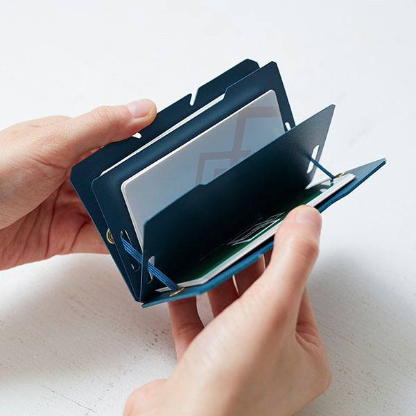 カードサイズは名刺約60枚がはいる。価格は290円（税別）