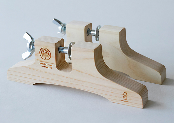 スタンドは2脚1組。Sサイズ・Lサイズの2種類から板のサイズに応じて選択できる Sサイズ 長さ16.2㎝・高さ5.5㎝ Lサイズ 長さ20㎝・高さ7.7㎝