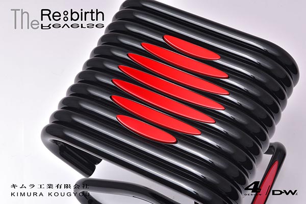 「ピアノブラック ＋ ルージュ」 ピアノブラックは「コスメ」をイメージ。まるで口紅を斜めに切ったかのような艶やかな座面が特徴的だ。漆器のような風貌は和の空間ともマッチするだろう