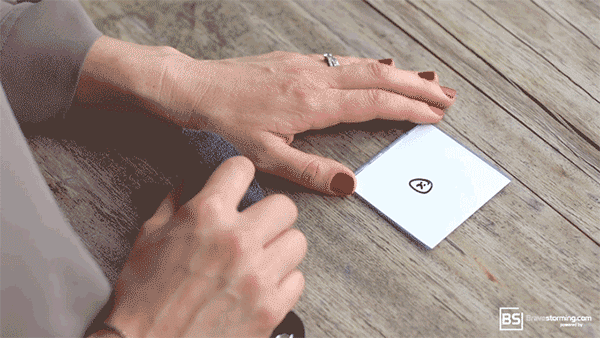 製品にはマイクロファイバークロスが付属。ティッシュ等でも簡単に書いて消す事ができる。ただし、油性ボールペンはNG。水性ボールペンもシートが凹んで跡が残るので使用しないほうがよい