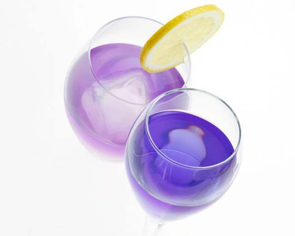 レモンなどの柑橘系エキスを加えると色が薄紫色に。レモンを一切れ添えれば、飲みながら芸術的にうつりかわる色の変化を楽しむことができる