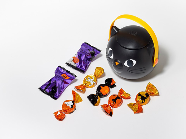 かわいいくろねこの容器に入った、ミルクチョコレート＆クランチチョコレートの詰め合わせ 「クローニャ ランターン」（7個入） 価格：702円（税込）