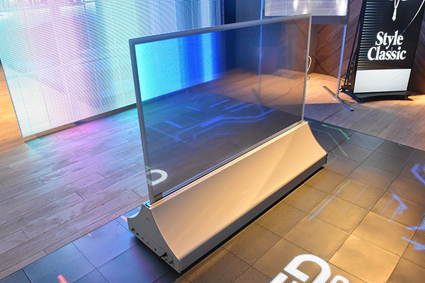 パネル部分の透過率は38％。ベゼル幅7.9mm