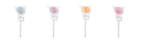 シュシュ ミニボトル用スポンジ 価格：250円 ブルー、パープル、オレンジ、ピンク 細身の「シュシュ ミニボトル」も洗いやすい専用スポンジ。ロリポップのような見た目がとってもキュート