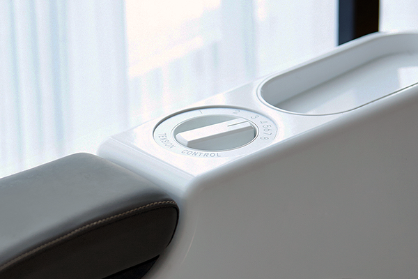 本体上部のレバーで負荷を8段階に切り替えられるので、お好みのレベルでのエクササイズが可能。前方には“ながら運動”を可能にするスマホトレーが。