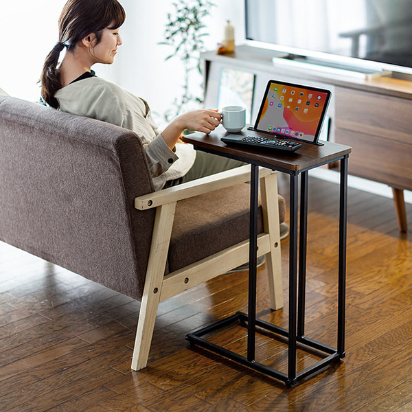 サンワサプライ、スマホやタブレットを立てられるスタンド機能付きソファサイドテーブルを発売 - デザインってオモシロイ -MdN Design
