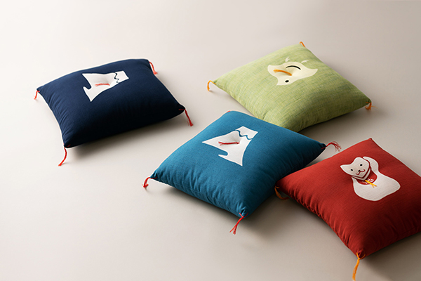 「小座布団」のサイズは縦36cm×横32cm。厚み11cm