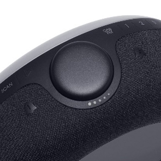 上部の回転式大型ロータリーノブでは、アラーム設定、音量調整、LEDアンビエントライトの光量調節などが可能。アラーム時には1度押すとスヌーズモードに、長押しすると停止するようになっている