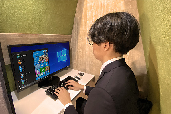 幅800mm、奥行き520mmの広々とした机で仕事もはかどります