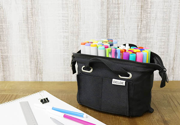 カラーペン約100本入る「DELDE ブングポーチ」 価格：2,980円（税別）