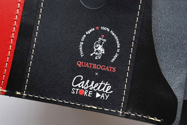 内側のカードポケットには限定コラボロゴ入り