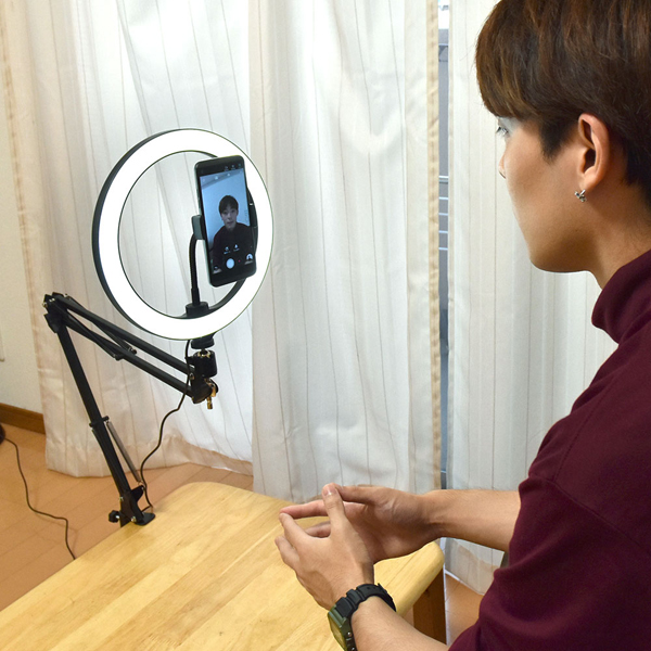 スマホ撮影のクオリティアップに！スプリングアーム式リングライト