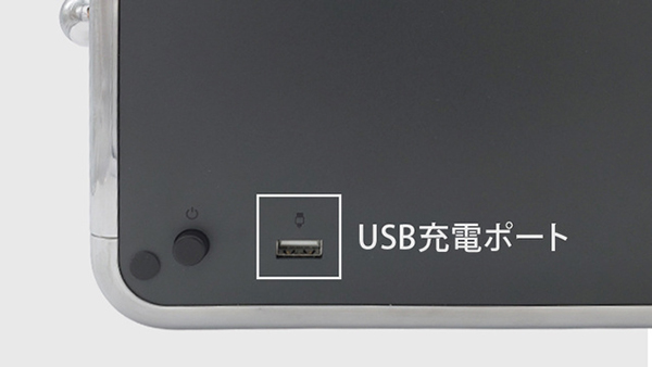 本体背面にはUSB充電ポート（USB-Aタイプ）もあるので、無線充電に対応していないスマホでも利用可能です