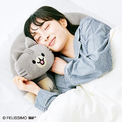 猫さんのおなかで眠っているような気分をあじわえる枕 「995さんとコラボ　いい夢見るにゃん もちもちネッコピローの会」 月1個　2,600円（税別）  https://feli.jp/s/pr201027nk/3/ 