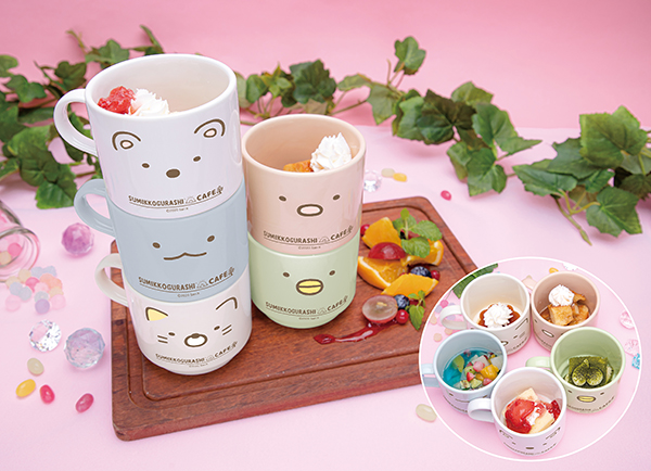 <strong>大人様デザート（スペシャルメニュー）</strong>　価格：1,499円（税別） すみっコたちのマグカップに少しずつデザートを盛りつけた。カップにはそれぞれ、ショートケーキ、フルーツポンチ、プリン、抹茶ティラミス、フレンチトーストが。いろんな種類を少しずつ味わえるお得なスイーツセット