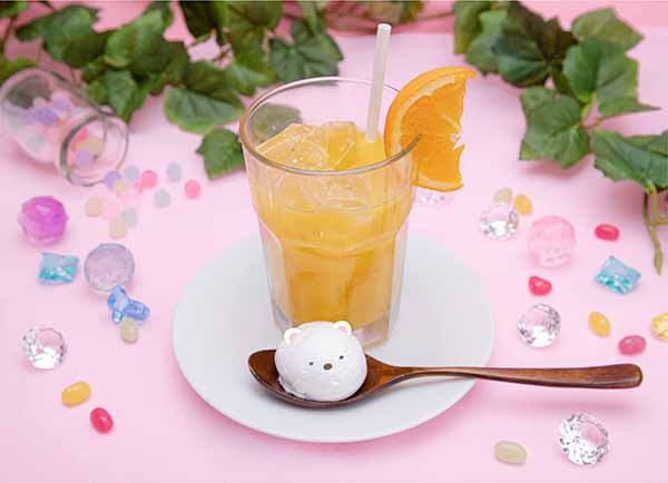 <strong>すみっコぐらしオレンジ</strong>　価格：999円（税別） オレンジジュースにすみっコのミニアイスを添えて。ミニアイスは5種類から選ぶことができる