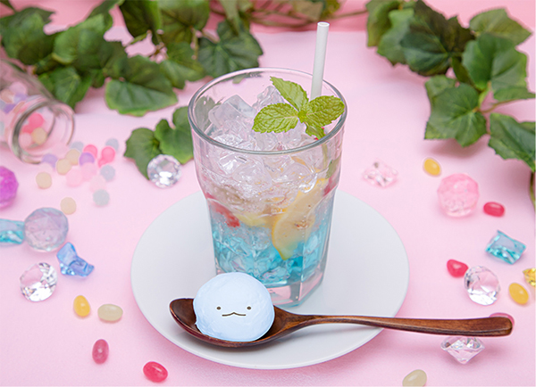 <strong>みんなのたからものソーダ</strong>　価格：999円（税別） いろいろなフルーツの入ったラムネソーダにすみっコのミニアイスを添えた一品。こちらも、ミニアイスは5種類から選ぶことができる