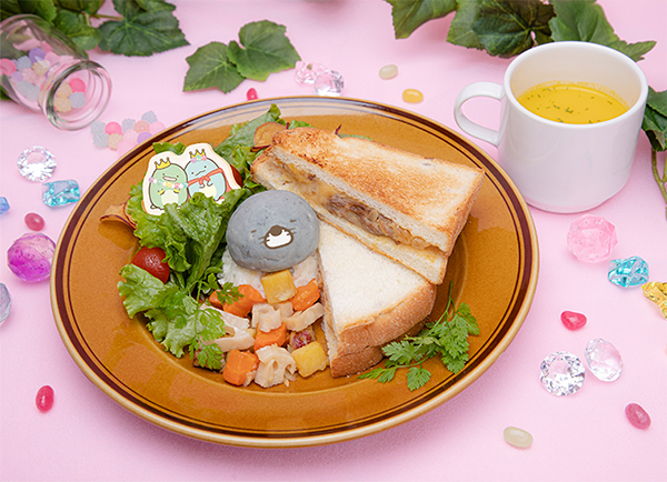 <strong>にくじゃがサンドイッチ</strong>　価格：1,299円（税別） もぐらのおうちにもある「おいも」を肉じゃが風の味付けでサンドイッチにしました。もぐらも大満足間違いなし