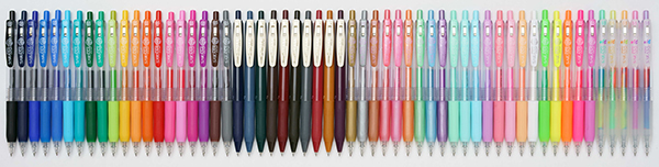 鮮やかな発色が特長のノック式ジェルボールペン「サラサクリップ」は、全56色のカラフルなラインナップ！ マーブルカラーもあり幅広い層に人気です