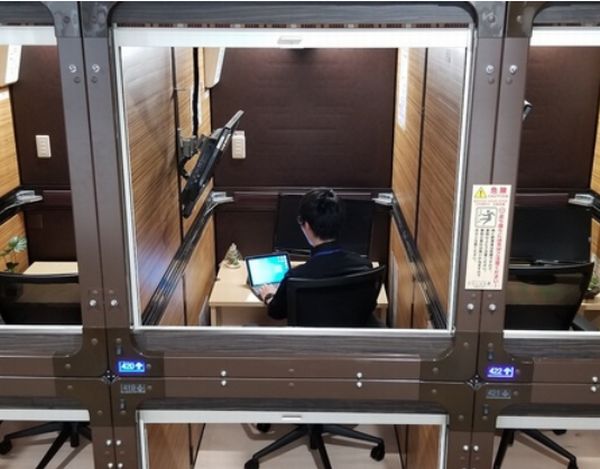 サンザ 安心お宿新宿店 のカプセルルームをリノベしてコワーキングスペース開業 デザインってオモシロイ Mdn Design Interactive