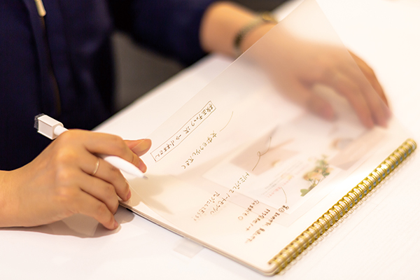 ページとページの間には、インク移りを保護し、追加の書き込みもできる透明のPPシートが