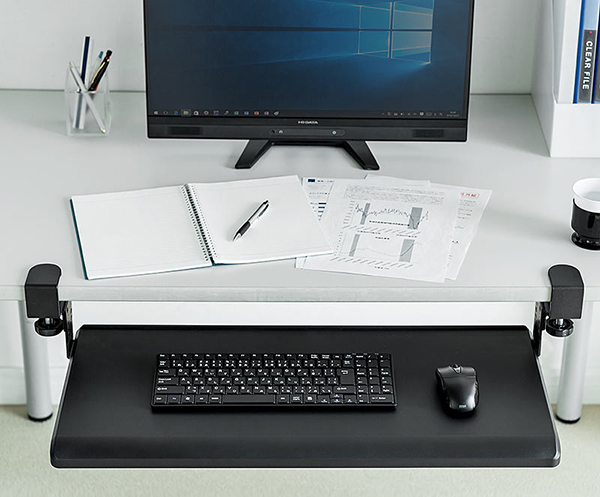 キーボードとマウスをスライダーに置くことで、机の上が広く使えるように