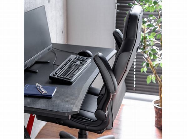 肘を跳ね上げてデスクにすっぽり収納できる「ゲーミングチェア