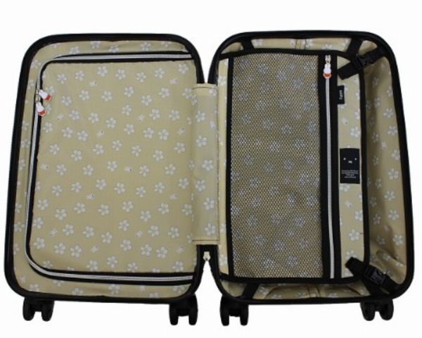 中生地はフラワーベージュ柄。 内装両面仕切りや内装メッシュポケットも備わる