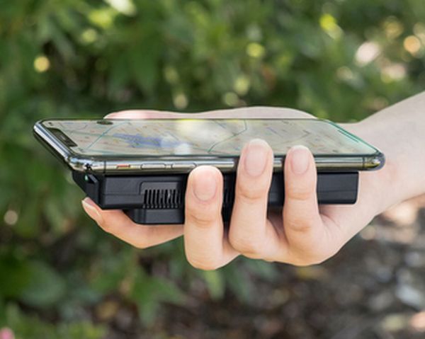 程よくスマホの背面に吸着するクーラー