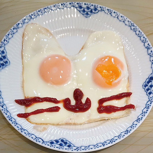 「猫な目玉焼き」