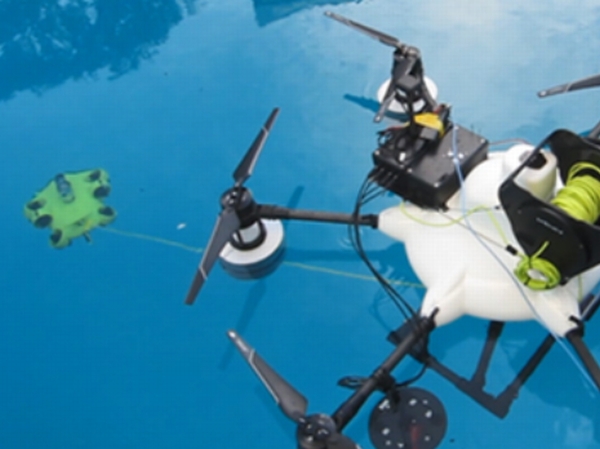 親機から分離した子機が潜行するイメージ