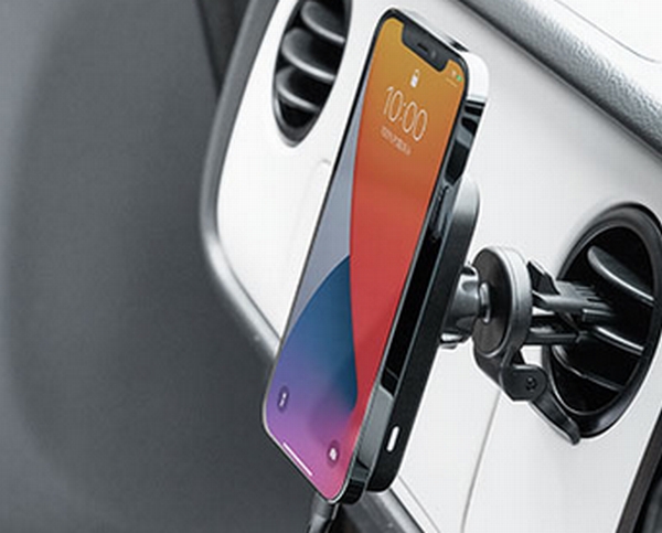 クリップアタッチメントを使えばエアコン吹出口に設置も可能