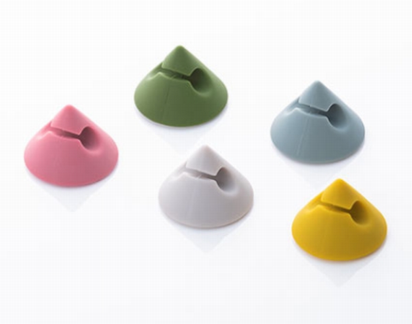 横向きスリットでケーブルが抜けにくい