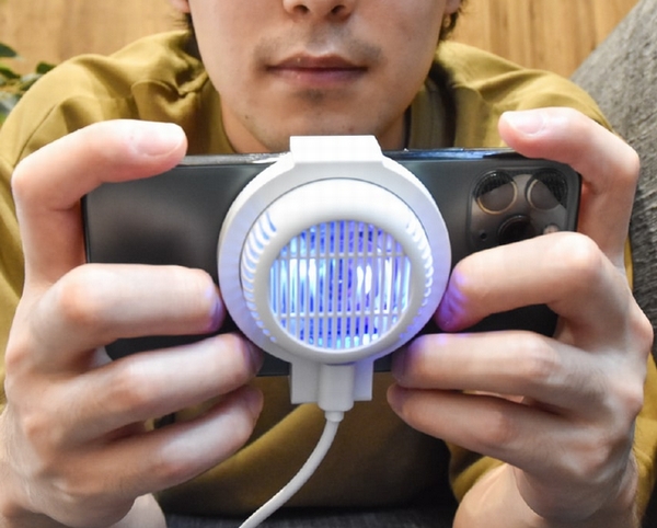 ゲーミングデバイスのようなレインボーLEDも搭載する