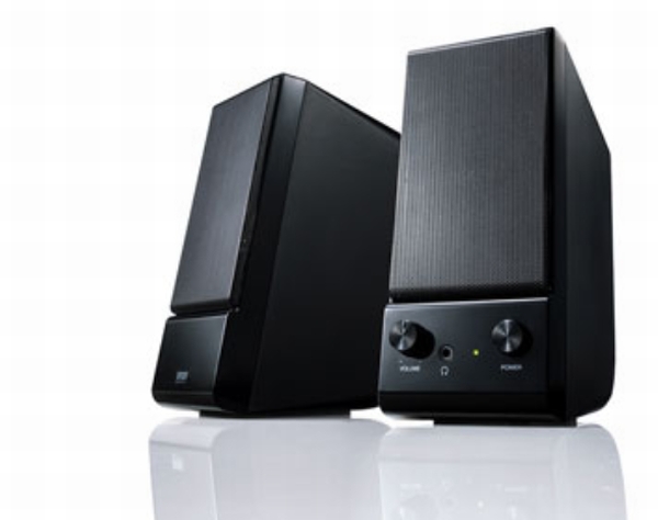 スピーカーユニットはやや上向きの角度の設計で、小さな音量でもはっきりと明確に音を届ける