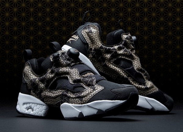 カラーはブラック/フットウェアホワイト/ゴールデンブロンズの3色展開