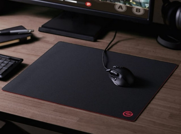 ワイドサイズ 両モデルとも裏面はグリップ性を高める特殊パターンの天然ラバーで、デスクからずれにくく、高い安定性で快適プレイができる